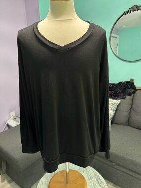 Black V-Neck Long Sleeve Top w/ POCKETS